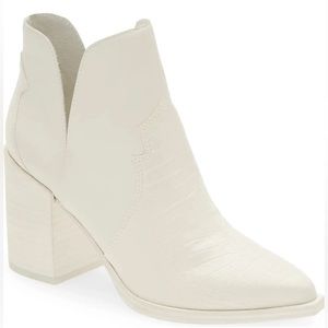 White pointed Boots Steve Madden 5.5